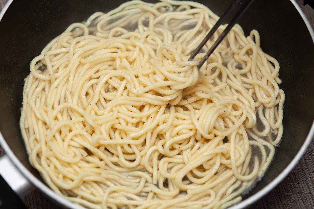 Pici cacio e pepe - Padelle Volanti