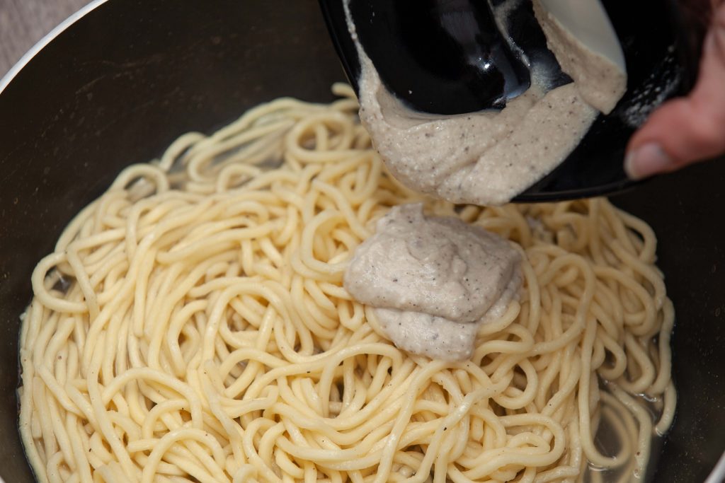 Pici cacio e pepe - Padelle Volanti