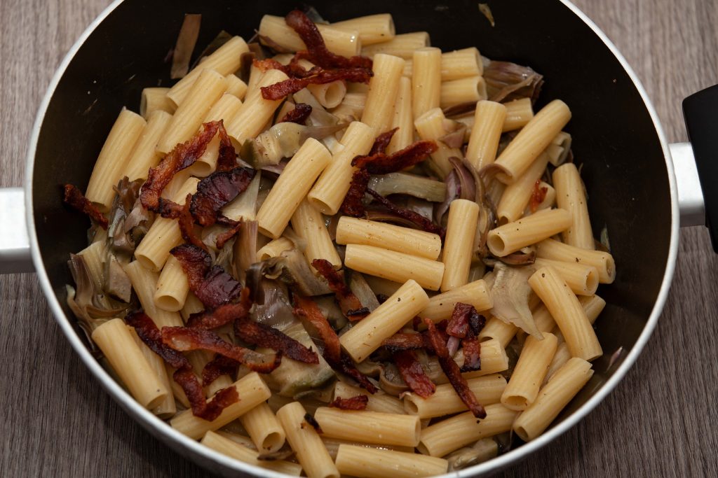 Rigatoni alla gricia di carciofi - Padelle Volanti