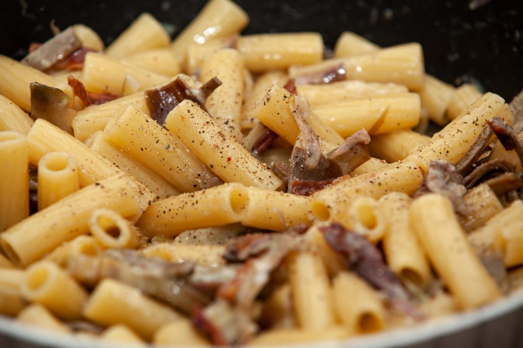 Rigatoni alla gricia di carciofi - Padelle Volanti