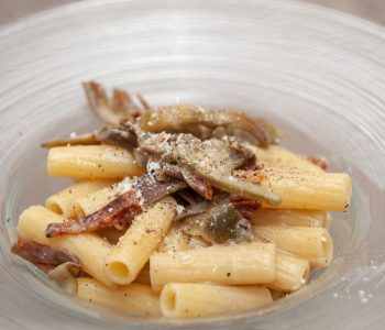 Rigatoni alla gricia di carciofi - Padelle Volanti