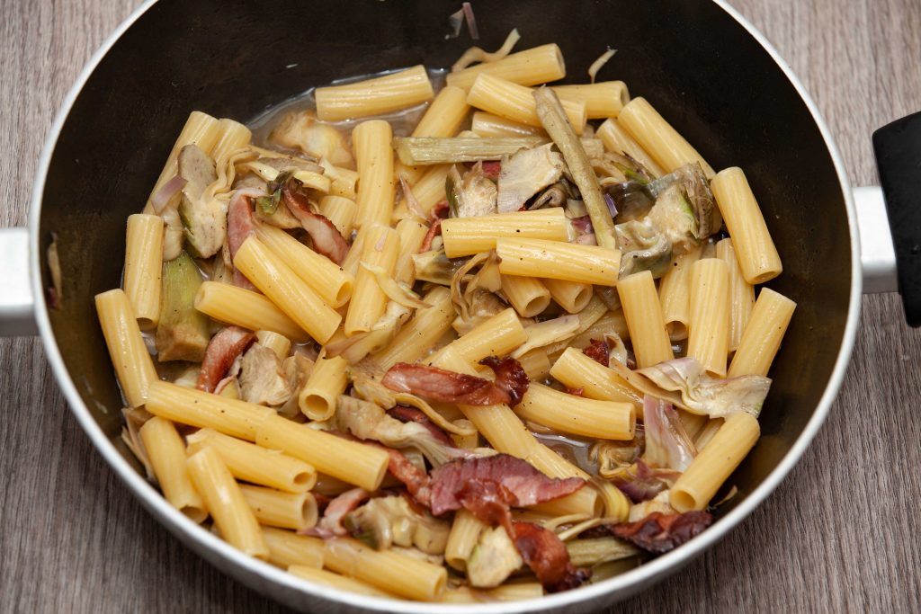 Rigatoni alla carbonara di carciofi - Padelle Volanti