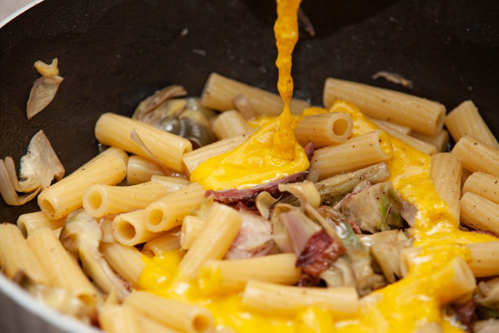 Rigatoni alla carbonara di carciofi - Padelle Volanti