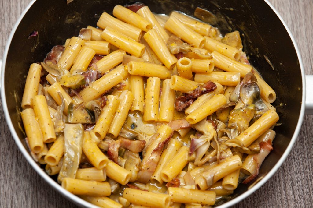 Rigatoni alla carbonara di carciofi - Padelle Volanti