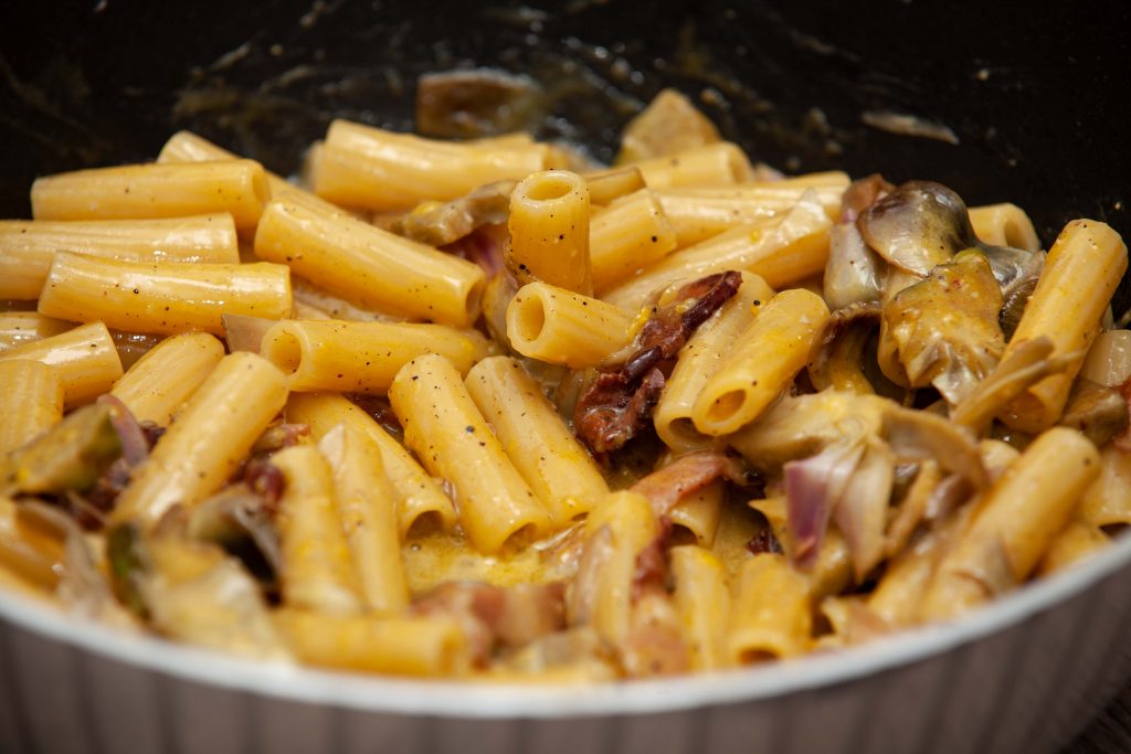 Rigatoni alla carbonara di carciofi - Padelle Volanti