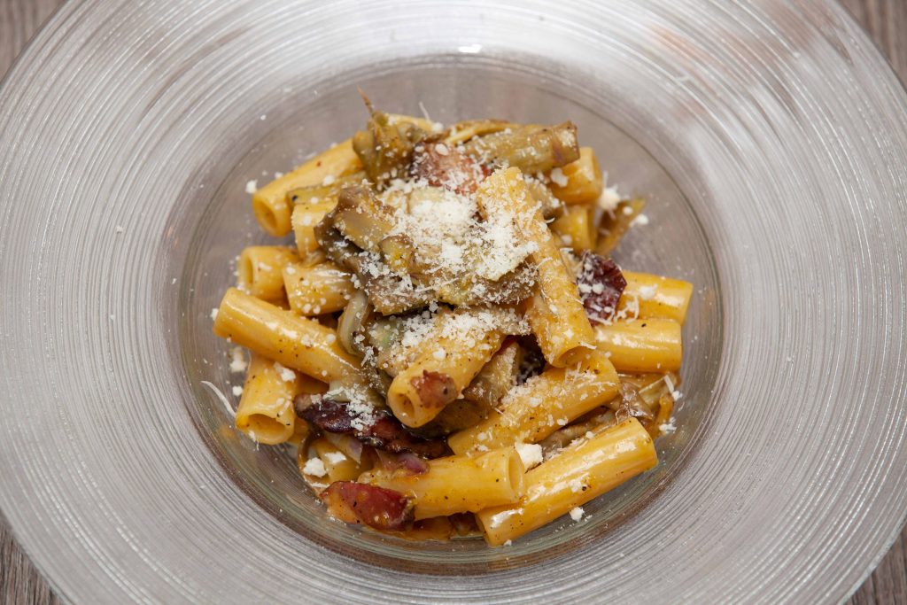 Rigatoni alla carbonara di carciofi - Padelle Volanti