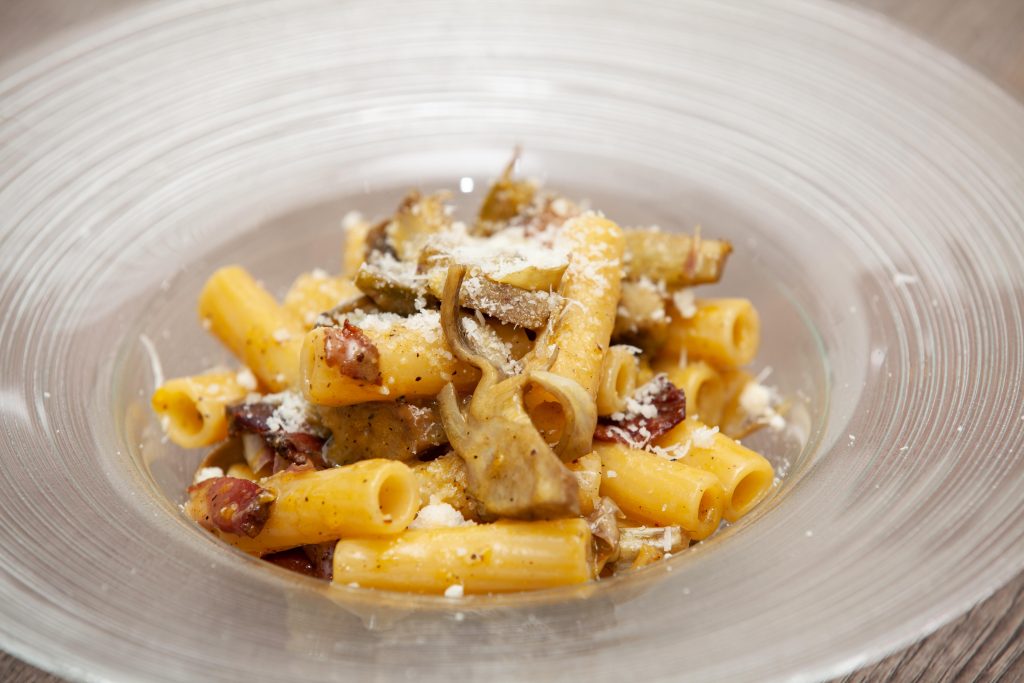 Rigatoni alla carbonara di carciofi - Padelle Volanti