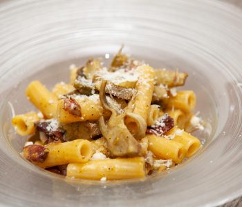 Rigatoni alla carbonara di carciofi - Padelle Volanti