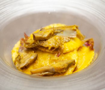 Ravioli di ricotta e zafferano con carciofi - Padelle Volanti