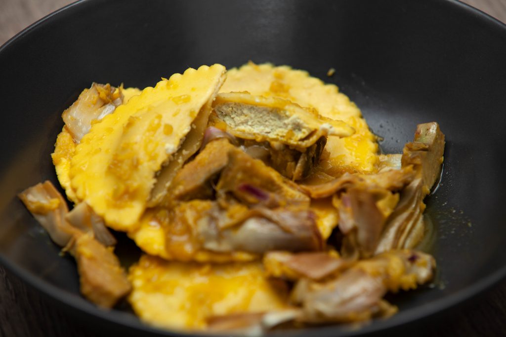 Ravioli di ricotta e zafferano con carciofi - Padelle Volanti