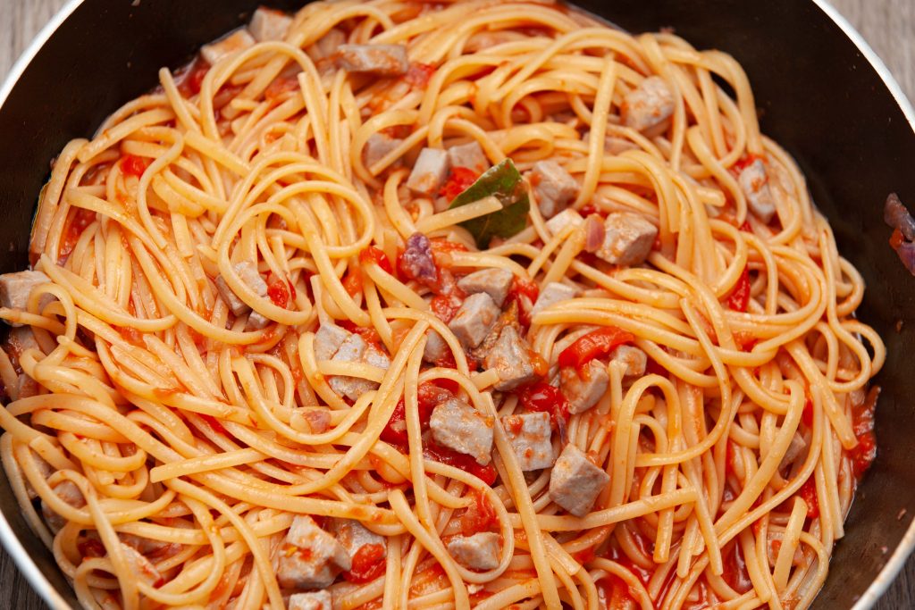 Spaghetti al ragù di tonno - Padelle Volanti