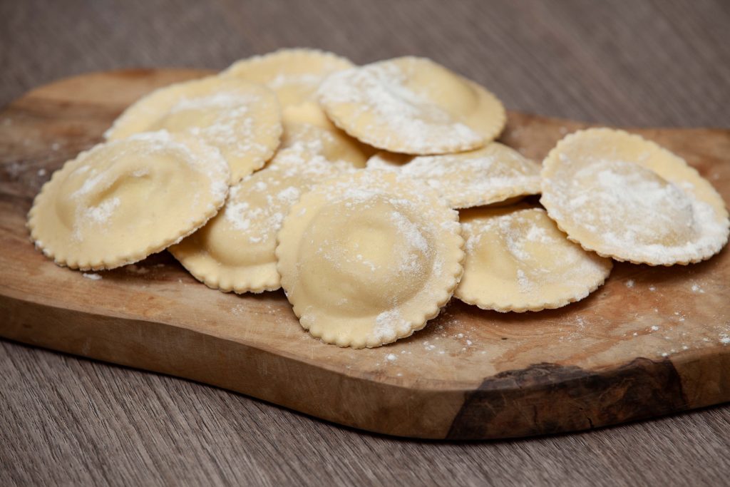 Ravioli di ricotta e zafferano al sugo alla menta - Padelle Volanti