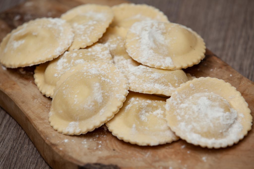 Ravioli di ricotta e zafferano con carciofi - Padelle Volanti