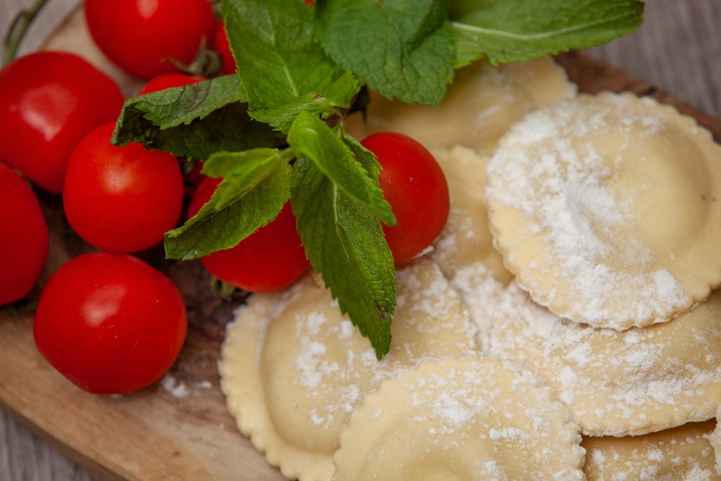 Ravioli di ricotta e zafferano al sugo alla menta - Padelle Volanti