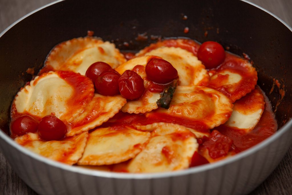 Ravioli di ricotta e zafferano al sugo alla menta - Padelle Volanti