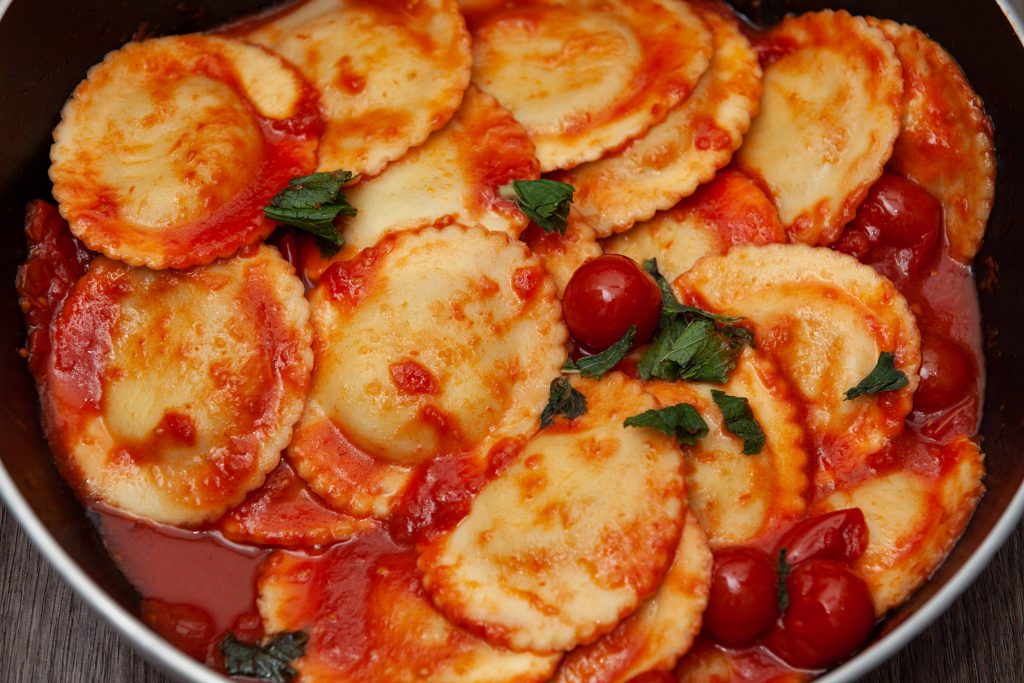 Ravioli di ricotta e zafferano al sugo alla menta - Padelle Volanti