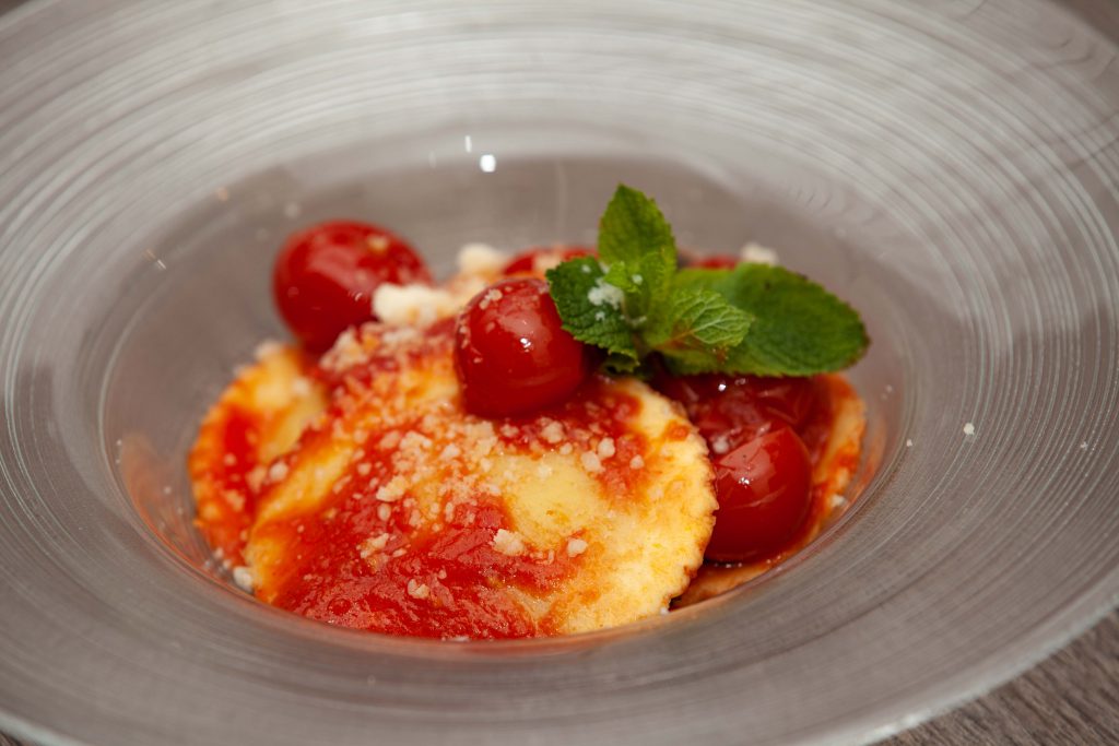 Ravioli di ricotta e zafferano al sugo alla menta - Padelle Volanti