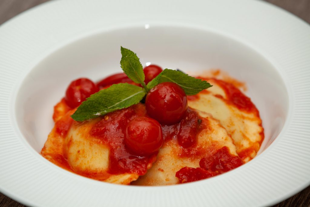 Ravioli di ricotta e zafferano al sugo alla menta - Padelle Volanti