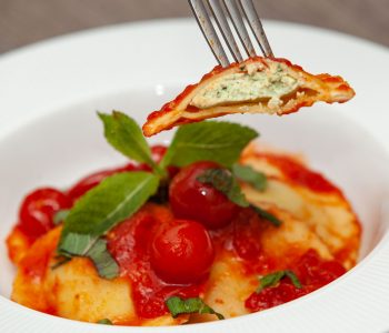 Ravioli di ricotta e zafferano al sugo alla menta - Padelle Volanti