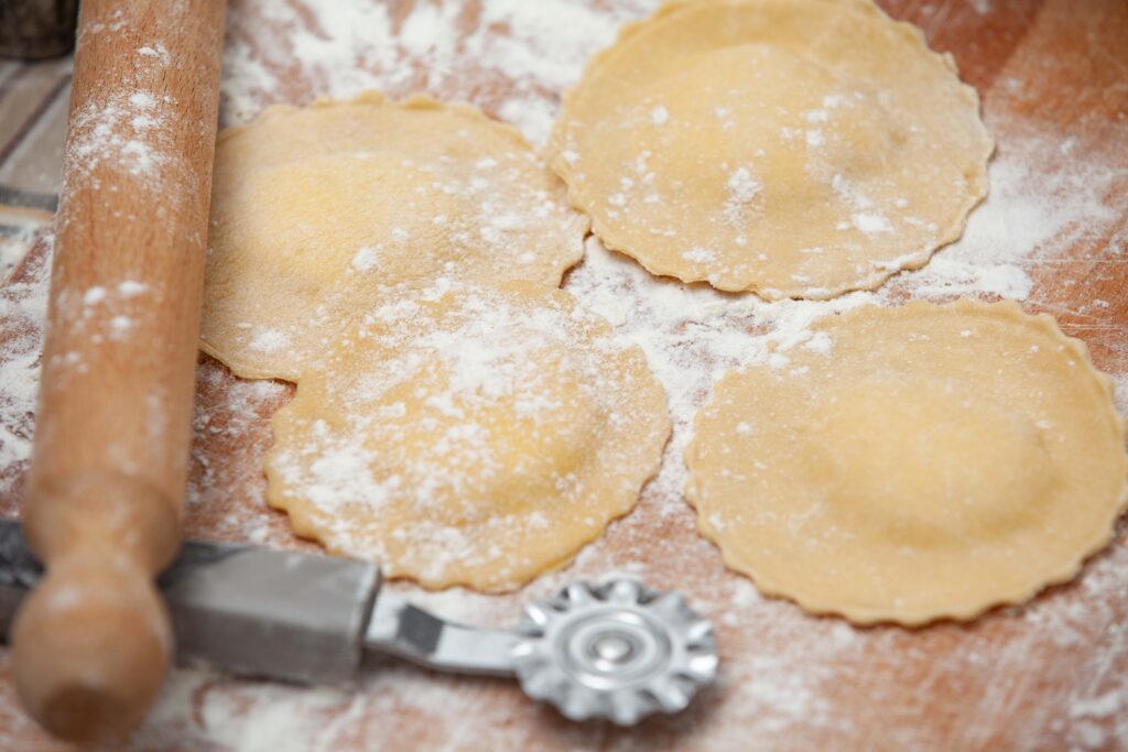 Ravioli di ricotta cacio e pepe - Padelle Volanti