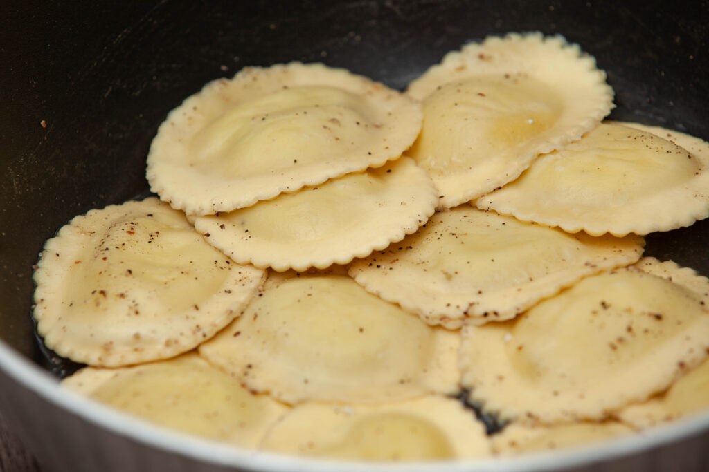 Ravioli di ricotta cacio e pepe - Padelle Volanti