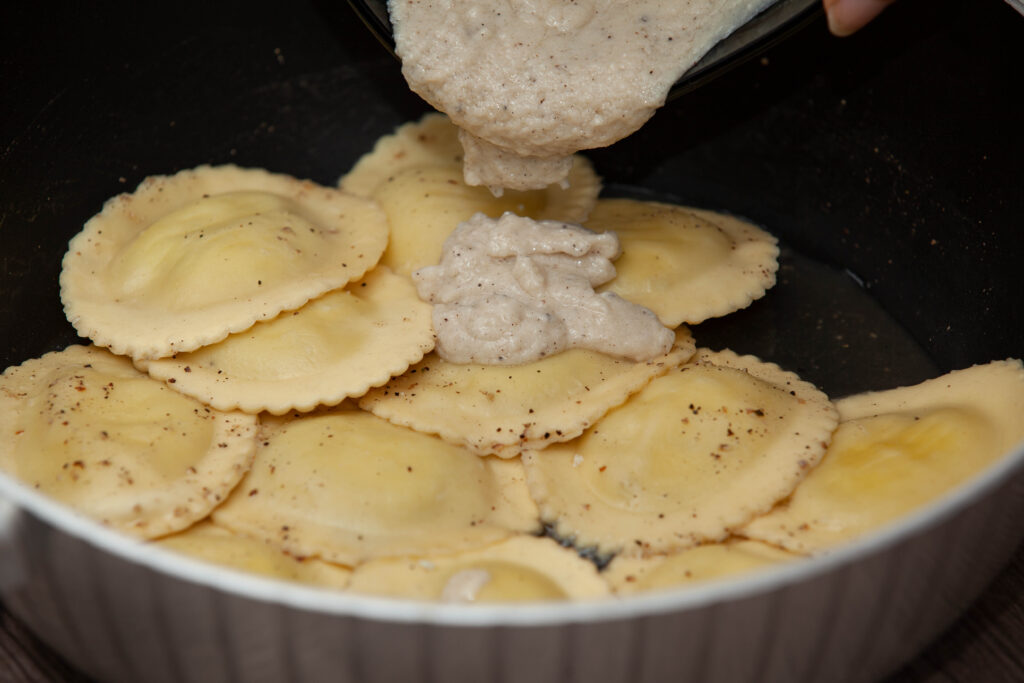 Ravioli di ricotta cacio e pepe - Padelle Volanti