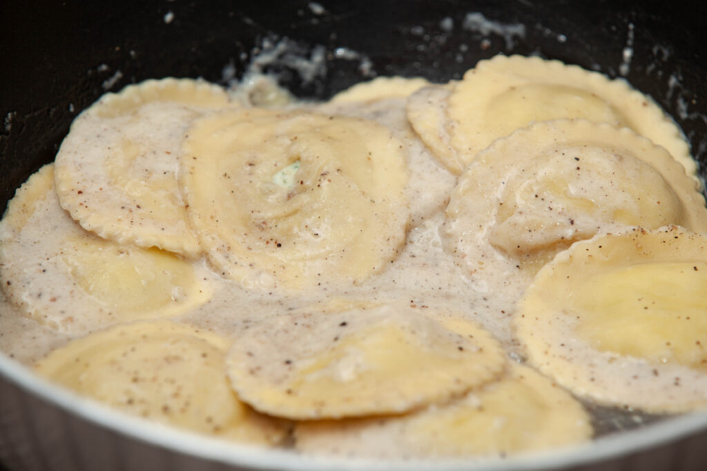 Ravioli di ricotta cacio e pepe - Padelle Volanti