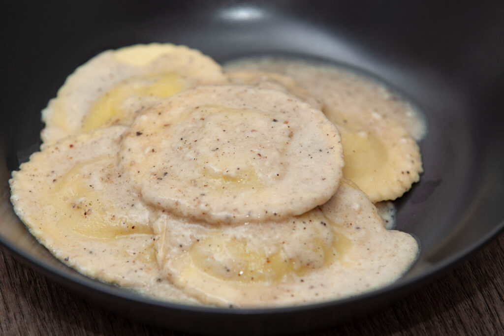 Ravioli di ricotta cacio e pepe - Padelle Volanti