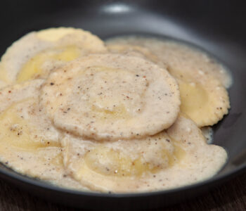 Ravioli di ricotta cacio e pepe - Padelle Volanti