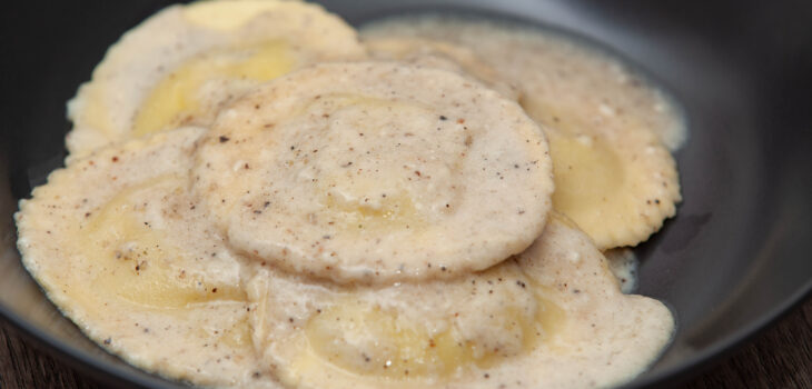 Ravioli di ricotta cacio e pepe - Padelle Volanti