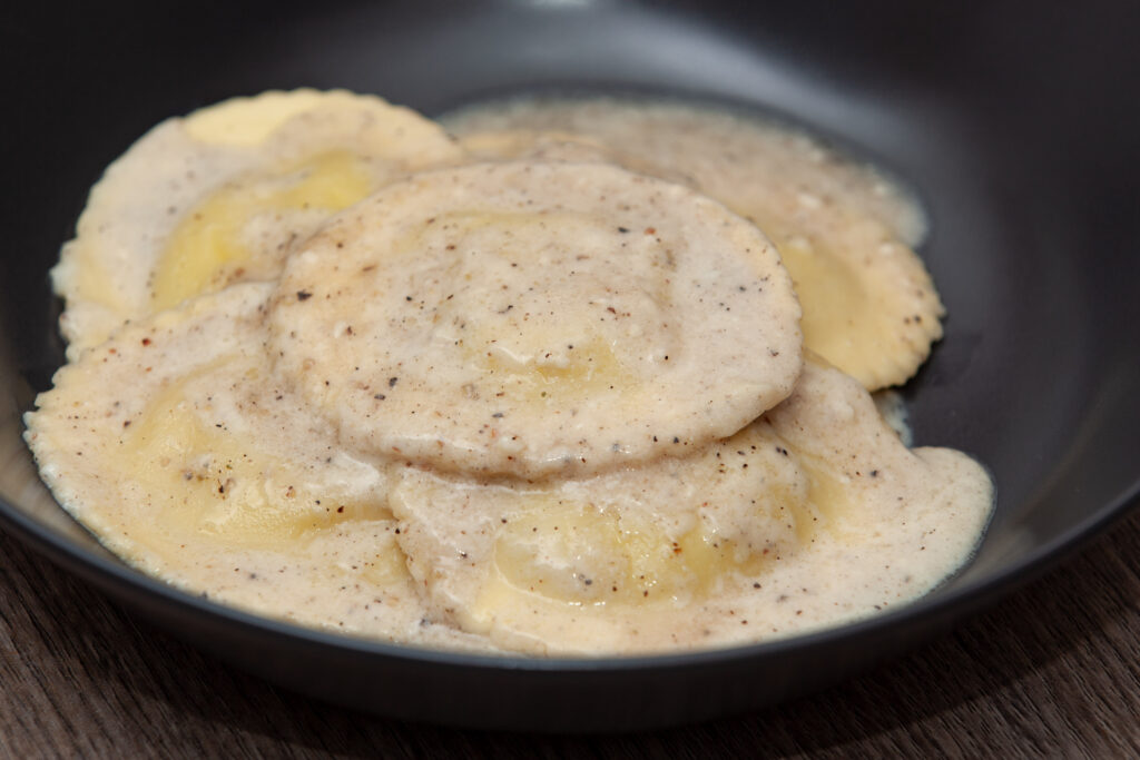 Ravioli di ricotta cacio e pepe - Padelle Volanti