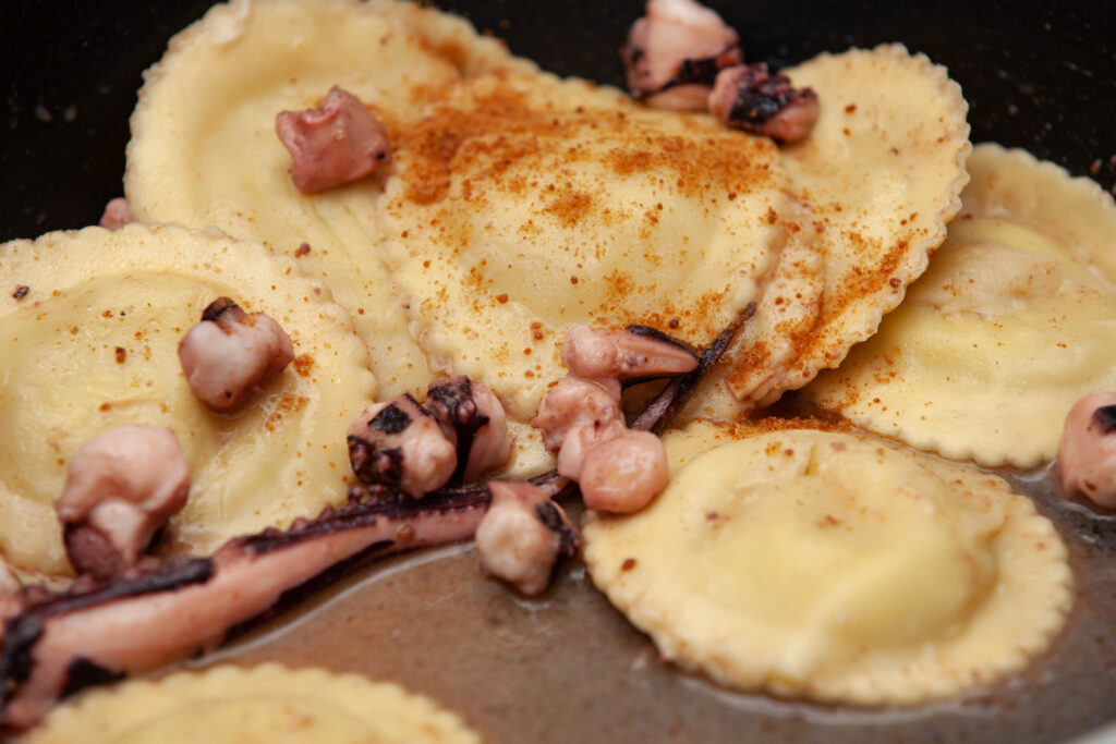 Ravioli di ricotta e zafferano con polpo e bottarga - Padelle Volanti